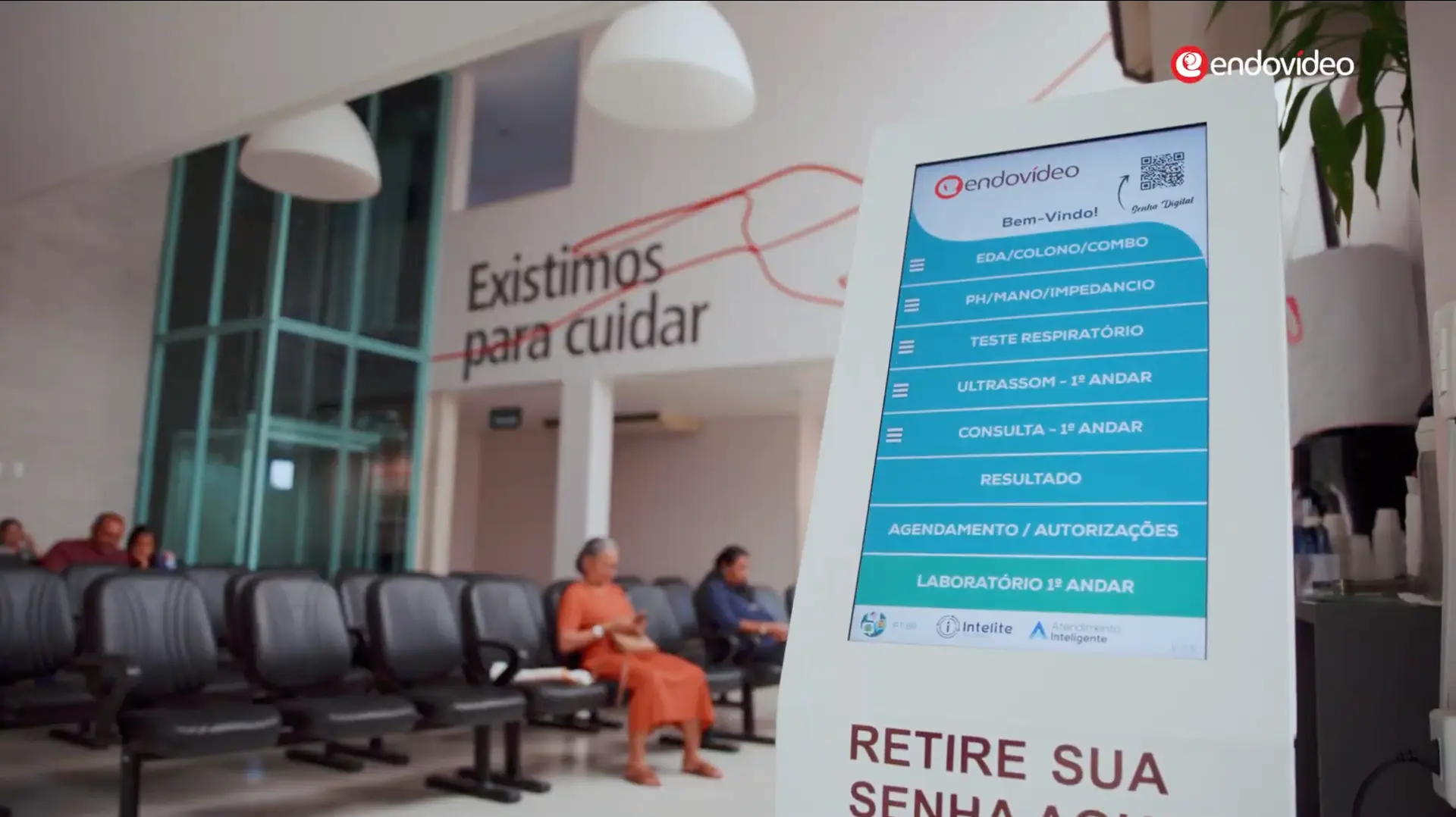 Recepção da Endovídeo com totem de senha digital